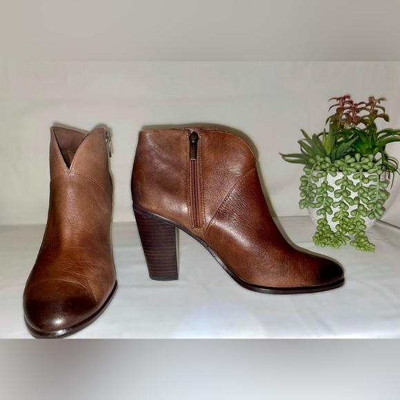 Vince Camuto Shoes - Size 7.5 Vince Camuto booties